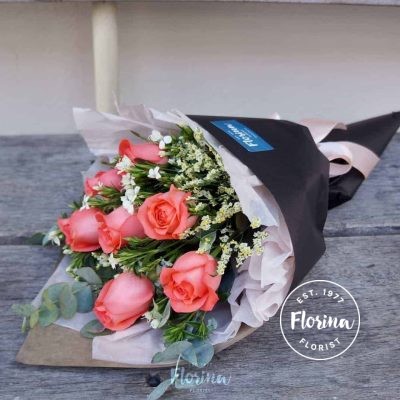 Unstated elegant bouquet with peach roses